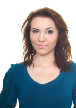 mavi gömlekli mutlu bir genç kadının portresi.