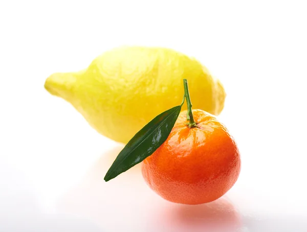 Juicy tangerines with green leaf and lemon. — Stock Photo, Image