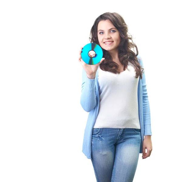 Привлекательная улыбающаяся молодая женщина в голубой рубашке, держащая в руках — стоковое фото