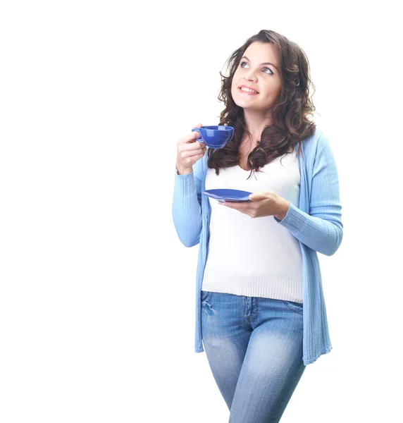 Atractiva joven sonriente con una camisa azul sosteniendo una taza azul — Foto de Stock