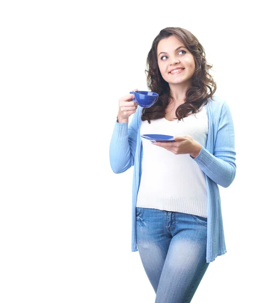 Aantrekkelijke lachende jonge vrouw in een blauw shirt blauw kop houden — Stockfoto
