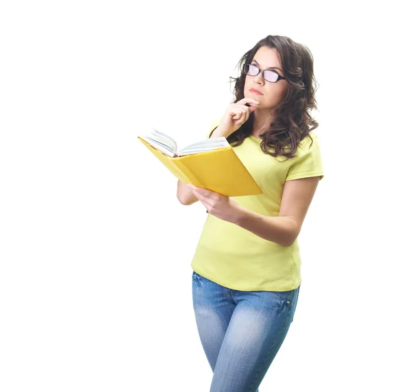 Atractiva mujer joven con una camisa amarilla y gafas sosteniendo una y —  Fotos de Stock