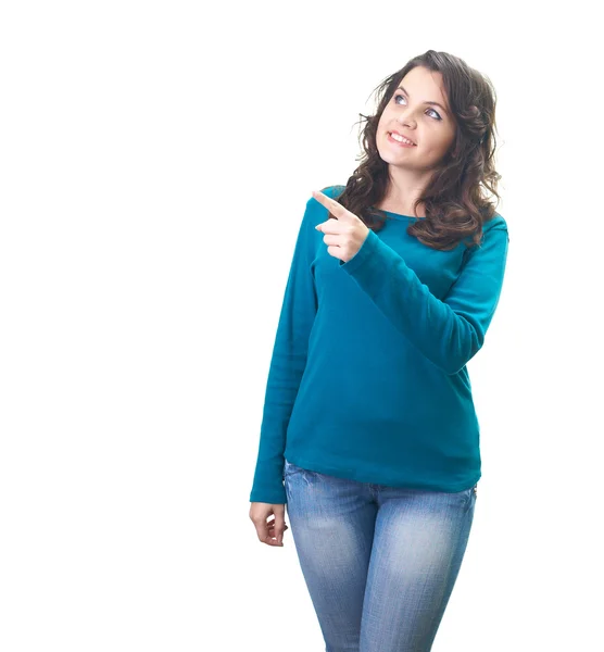 Atraktivní, s úsměvem mladá žena v modré košili ukazuje správné s — Stock fotografie
