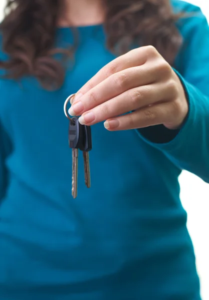 A young woman in a blue shirt holding the keys. — Stock Photo, Image