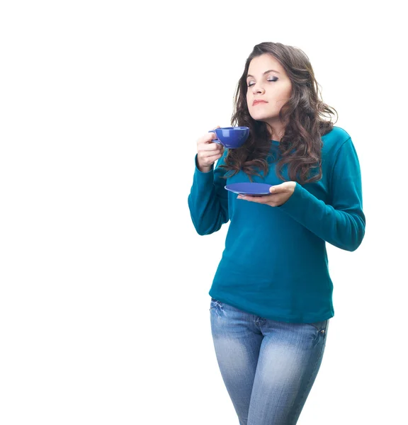 Attractive smiling young woman in a blue shirt holding a blue cu — Stock Photo, Image