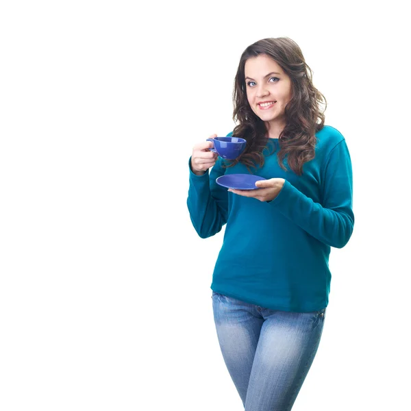 Atractiva joven sonriente con una camisa azul sosteniendo un cu azul —  Fotos de Stock