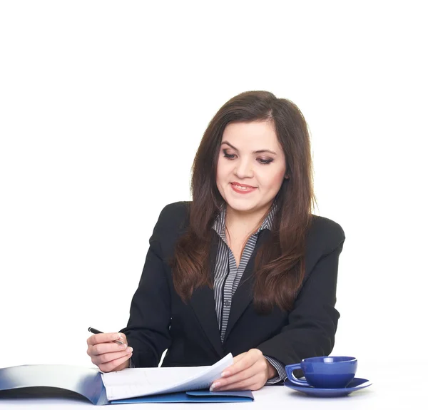 Attraente sorridente giovane donna in giacca nera seduta a un tavolo — Foto Stock