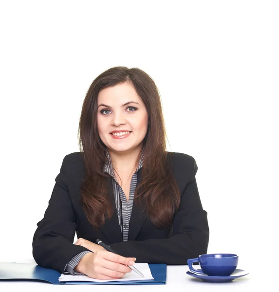 Привлекательная улыбающаяся молодая женщина в черном пиджаке сидит за столом — стоковое фото