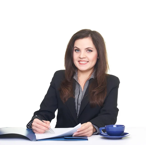 Atraktivní usměvavá mladá žena v černé bundě sedí u tabl — Stock fotografie