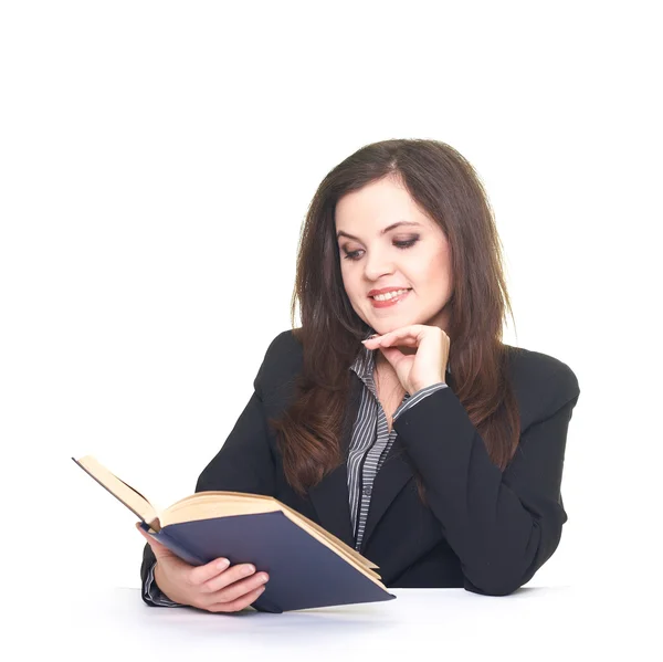 Aantrekkelijke lachende jonge vrouw in zwarte jas zittend op de ta — Stockfoto