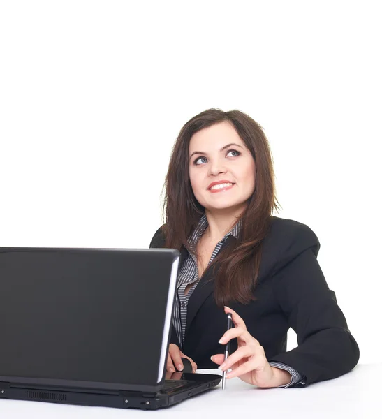 Attraktive lächelnde junge Frau in schwarzer Jacke, die auf dem Schoß arbeitet — Stockfoto