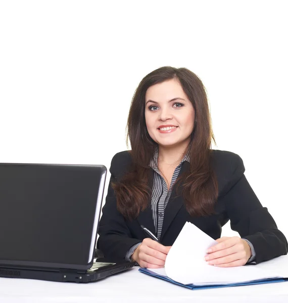 Aantrekkelijke jonge vrouw in zwarte jas zittend op een tabl glimlachen — Stockfoto