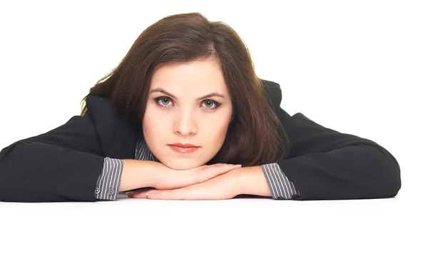 Attraktive junge Frau in schwarzem Sakko sitzt am Tisch. — Stockfoto