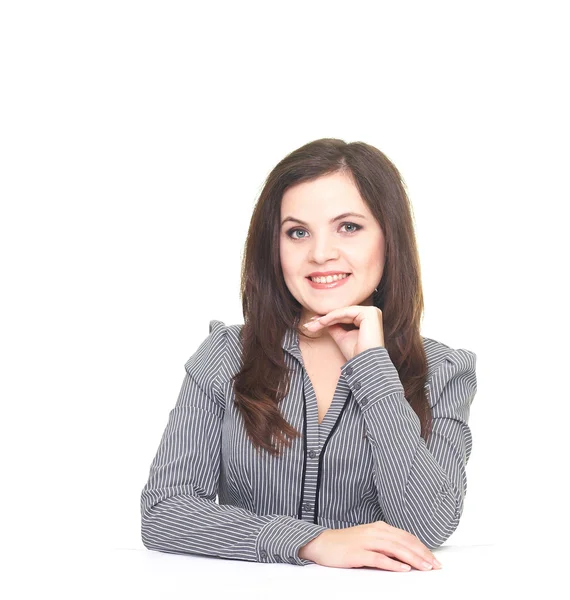 Atractiva joven sonriente en una blusa gris sentada en la t —  Fotos de Stock