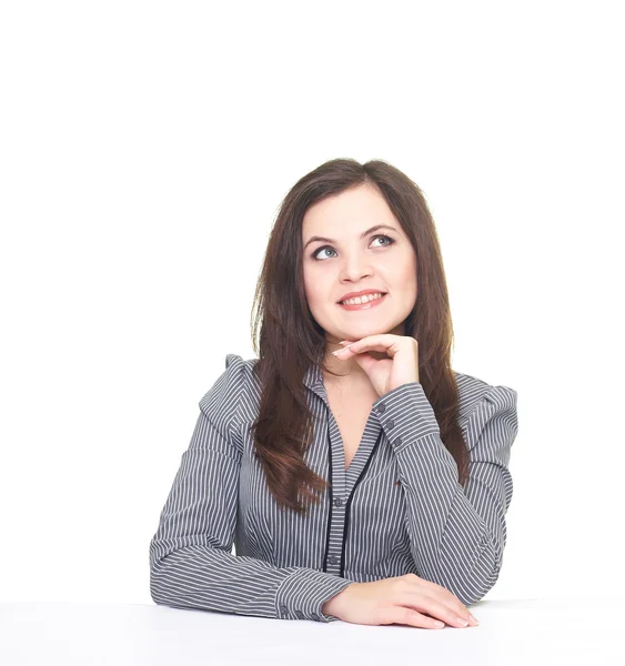 Attraktive lächelnde junge Frau in einer grauen Bluse sitzt am T — Stockfoto