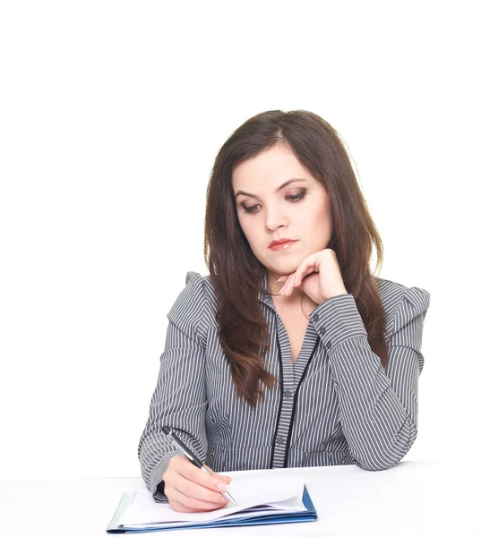 Attraktive lächelnde junge Frau in einer grauen Bluse sitzt am T — Stockfoto