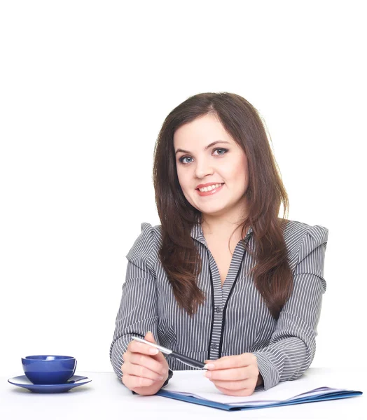 Atraktivní usměvavá mladá žena v šedou halenku, sedí u t — Stock fotografie