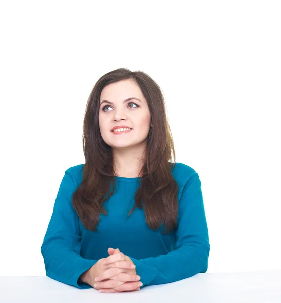 Attraktive lächelnde junge Frau in blauem Hemd sitzt an der Ta — Stockfoto