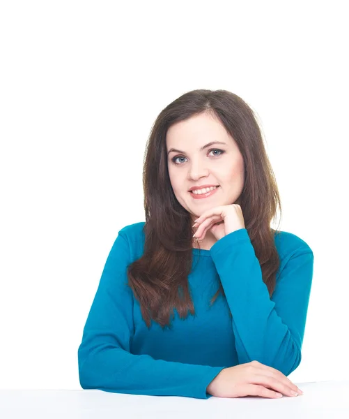 Attraktive lächelnde junge Frau in blauem Hemd sitzt an der Ta — Stockfoto