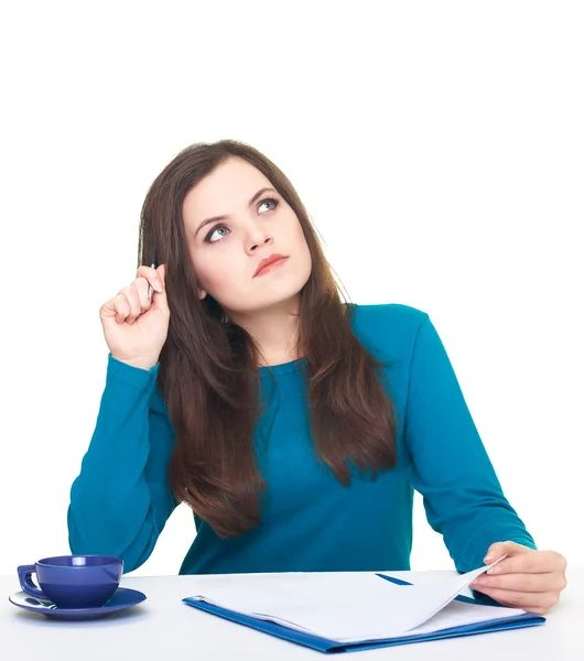 Atraktivní mladá žena v modré košili, sedí u stolu a — Stock fotografie