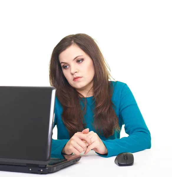 Mavi gömlekli dizüstü bilgisayarda çalışan yorgun çekici genç kadın ve — Stok fotoğraf