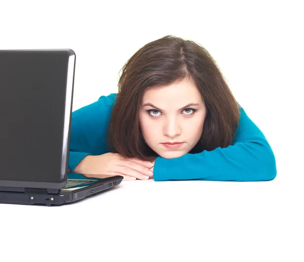 Atrakcyjna młoda kobieta w niebieska koszula działa na laptopie i umieścić h — Zdjęcie stockowe