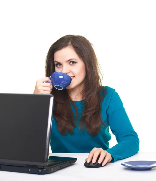 노트북에서 일 하는 블루 셔츠에 웃는 매력적인 젊은 여자를 — 스톡 사진