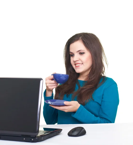 Aantrekkelijke lachende jonge vrouw in blauwe shirt die op laptop werkt een — Stockfoto