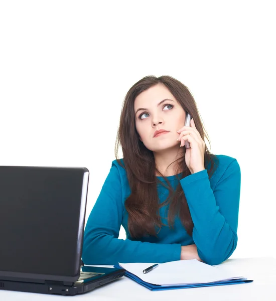 Aantrekkelijke jonge vrouw in blauw shirt werkt aan laptop en talki — Stockfoto