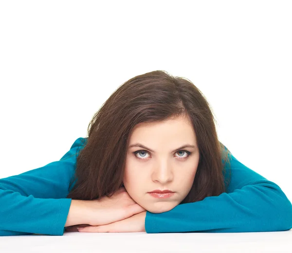Attraente giovane donna in camicia blu seduta a tavola e — Foto Stock
