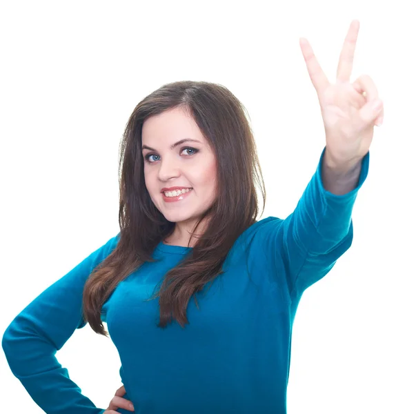Attraktive lächelnde junge Frau im blauen Hemd zeigt ihre linke Hand — Stockfoto