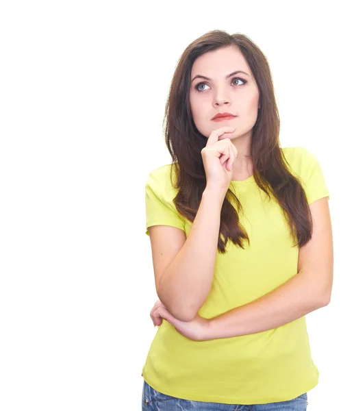 Attraktive lächelnde junge Frau im gelben Hemd denkt und denkt — Stockfoto