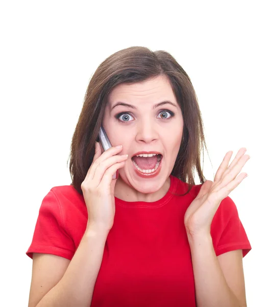 Attraktive junge Frau im roten Hemd, die mit dem Handy spricht — Stockfoto