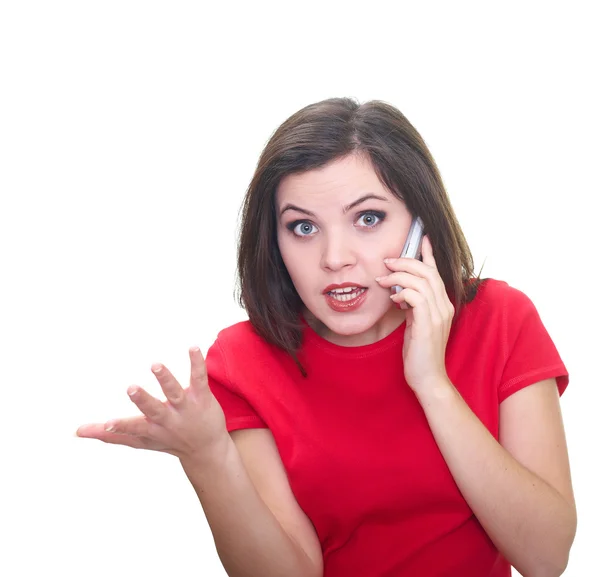 Attraente giovane donna in camicia rossa che parla su un telefono cellulare — Foto Stock
