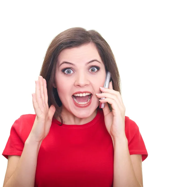 Aantrekkelijke jonge vrouw in een rode shirt praten op een mobiele telefoon — Stockfoto