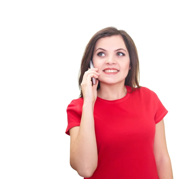 Attraktive lächelnde junge Frau im roten Hemd, die auf einem Mobiltelefon spricht — Stockfoto