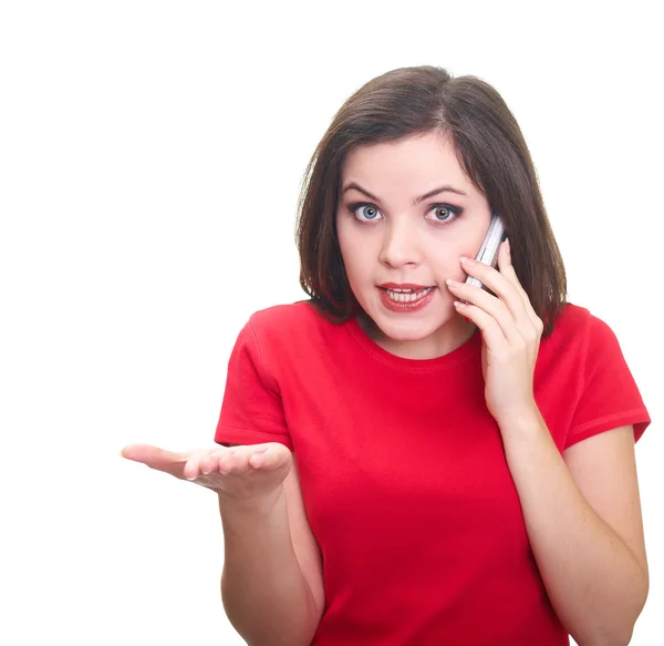 Mujer joven atractiva con una camisa roja hablando en un teléfono móvil — Foto de Stock
