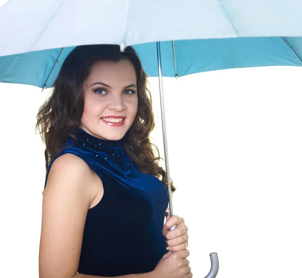 Attraktive lächelnde junge Frau im blauen Hemd, die unter einem — Stockfoto