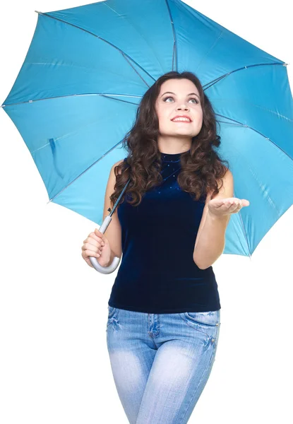 Atraktivní usměvavá mladá žena v modré košili, stojící pod — Stock fotografie