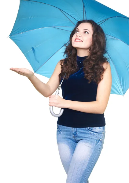 Šťastný usměvavá mladá žena v modré košili, stojící pod modrou — Stock fotografie