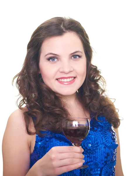 Atraktivní usměvavá mladá žena v modrých šatech brilantní drží g — Stock fotografie