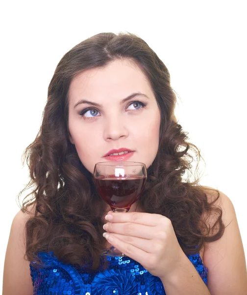 Aantrekkelijke jonge vrouw in briljante blauwe jurk houdt een glas — Stockfoto