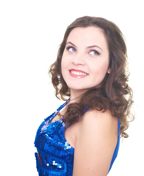 Atraktivní usměvavá mladá žena v lesklých modrých šatech vypadá. — Stock fotografie