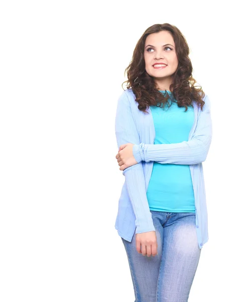 Atraente sorrindo jovem mulher em uma camisa azul olhando para o up — Fotografia de Stock