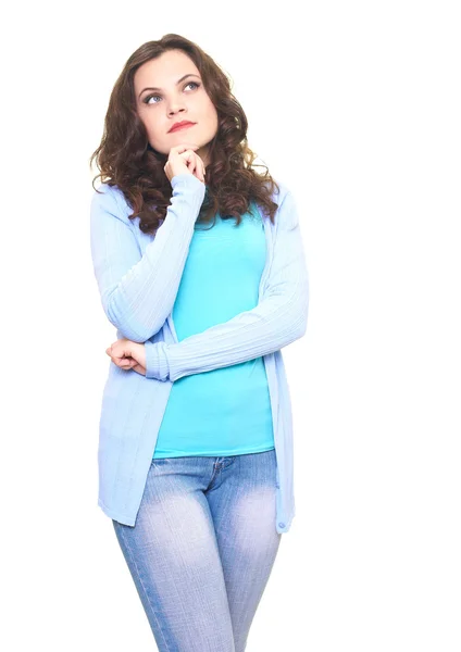 Attraktiv ung kvinna i en blå skjorta drömmer. — Stockfoto