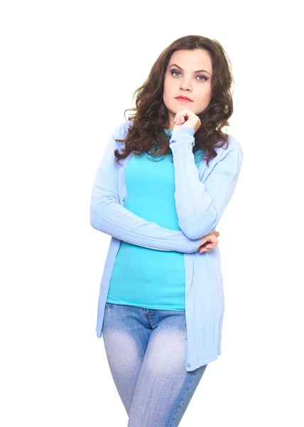 Attraktiv ung kvinna i en blå skjorta tycker. — Stockfoto
