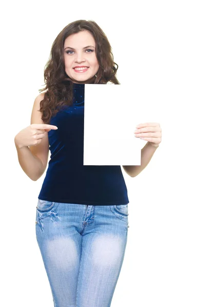 Atraktivní mladá žena v modré košili drží plakát v její l — Stock fotografie