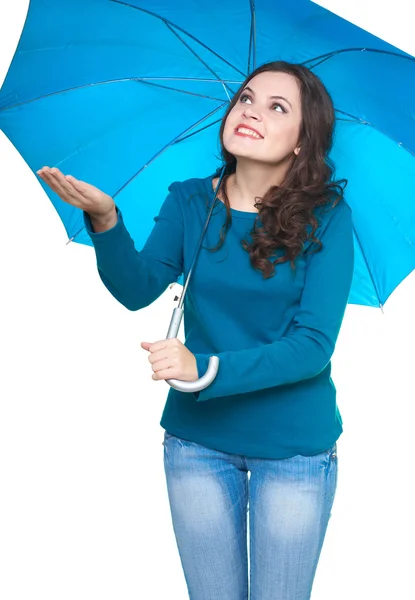 Attraktive lächelnde junge Frau im blauen Hemd, die unter einem — Stockfoto