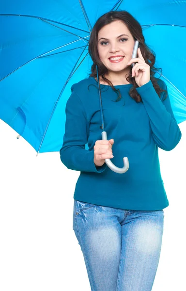 Jolie jeune femme souriante dans une chemise bleue debout sous un — Photo