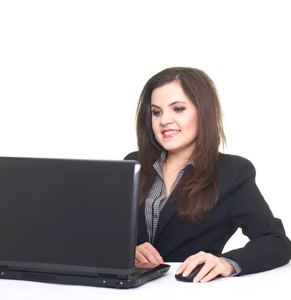 Attraktive lächelnde junge Frau in schwarzer Jacke sitzt an der ta lizenzfreie Stockbilder